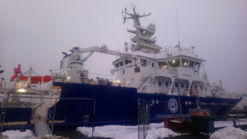 Forschungsschiff Skagerrak in verschneiter Umgebung