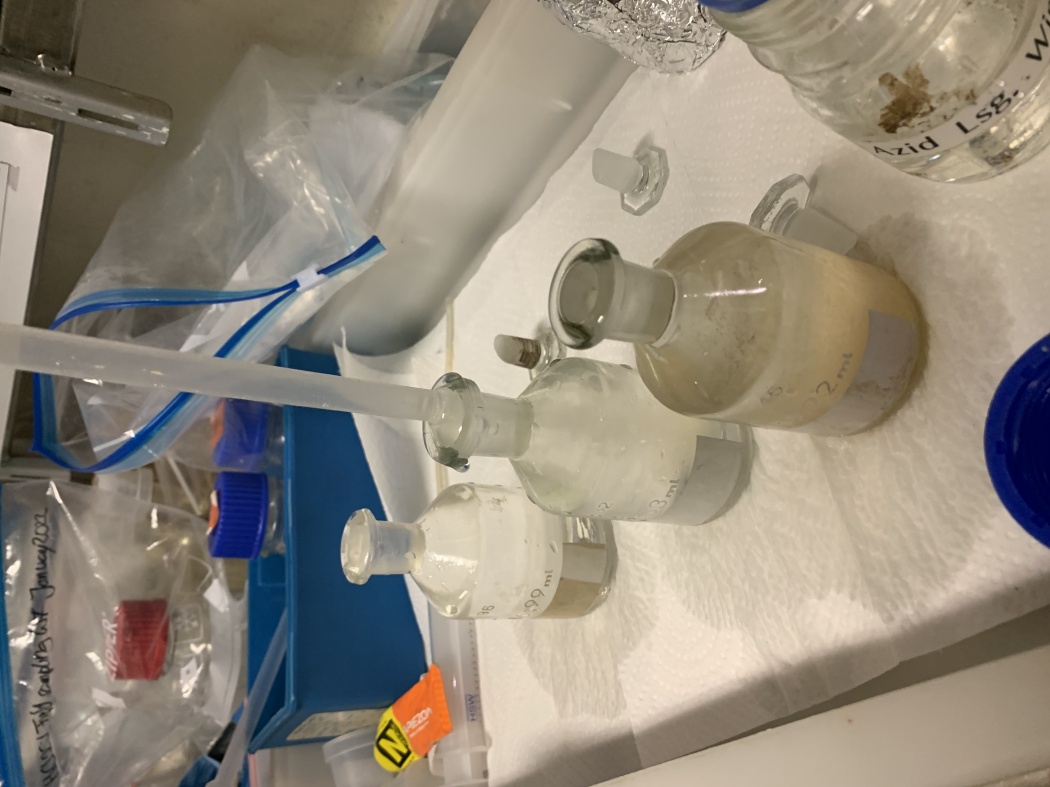 Flaschen auf dem Tisch für Messung von Sauerstoff